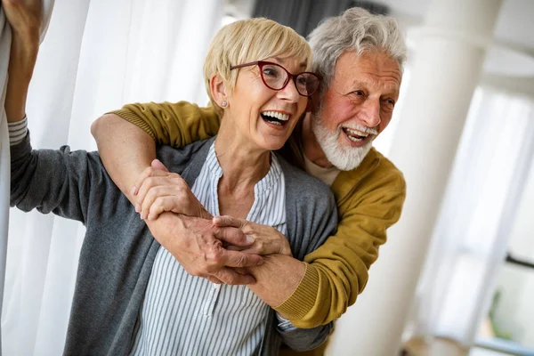 Feliz Casal Sênior Amor Abraço Ligação Com Verdadeiras Emoções Casa — Fotografia de Stock