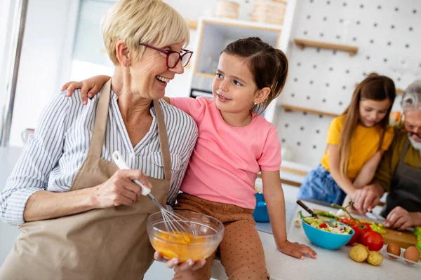 Heureux Grands Parents Amuser Avec Les Petits Enfants Maison — Photo