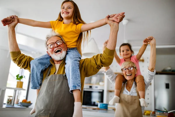 Glückliche Großeltern Haben Spaß Mit Den Enkeln Hause — Stockfoto