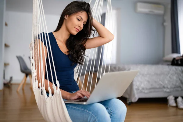 Tiempo Las Redes Sociales Mujer Hermosa Feliz Utilizando Dispositivo Tecnología —  Fotos de Stock