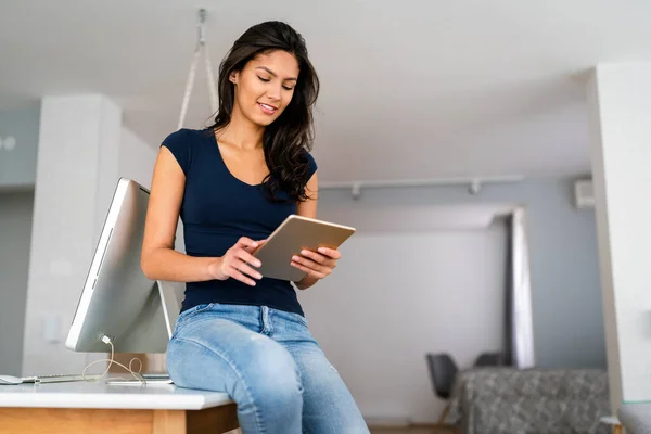 Schöne Junge Frau Die Computer Arbeitet Technologie Menschen Arbeitskonzept — Stockfoto