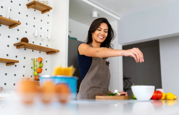 Mutfakta Salata Yapan Güzel Bir Kadın Gülümseyen Gülen Neşeli — Stok fotoğraf