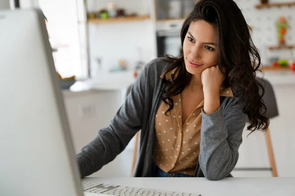 Hermosa Estudiante Que Aprende Línea Computadora Tableta Casa Tecnología Concepto —  Fotos de Stock