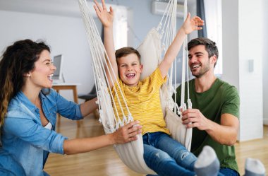 Mutlu genç aile birlikte vakit geçirir, evde oynar..