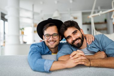 Mutlu eşcinsel çift birlikte vakit geçiriyor.