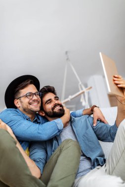 Mutlu homoseksüel çift kucaklaştı, şakalaştı ve samimi bir kucaklaşmayla eğlendi.