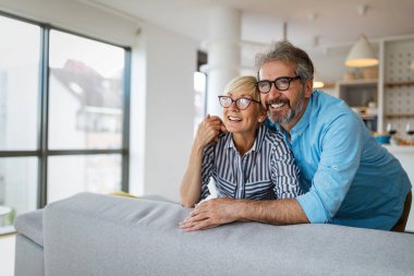 Son sınıf çifti evde gerçek duygularla kucaklaşıp kaynaşıyor.