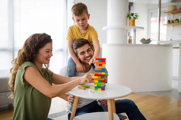 Feliz Familia Joven Divirtiéndose Jugando Juntos Casa Concepto Infancia Feliz —  Fotos de Stock