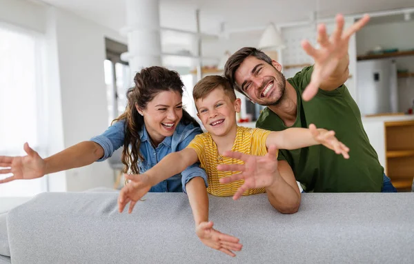 Щаслива Сімейна Концепція Красиві Молоді Батьки Розважаються Граючи Своїм Сином — стокове фото