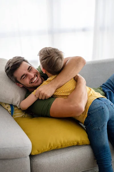 Lycklig Familj Koncept Snygg Pappa Leker Med Sin Son Hemma — Stockfoto
