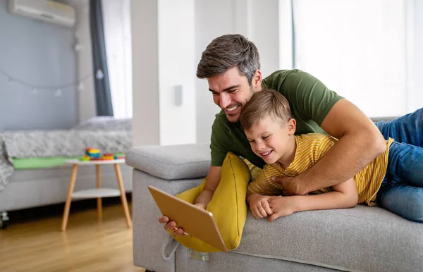 Feliz Pai Filho Brincando Com Tablet Digital Casa Família Feliz — Fotografia de Stock