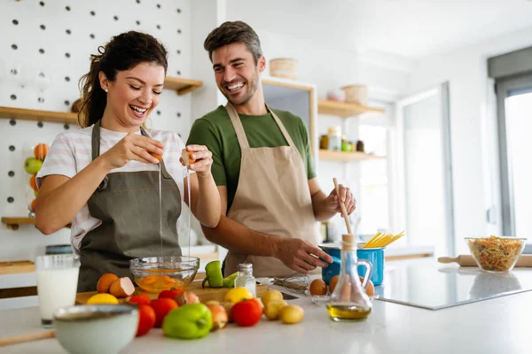 Feliz Jovem Casal Divertir Cozinha Enquanto Prepara Alimentos Orgânicos Frescos — Fotografia de Stock