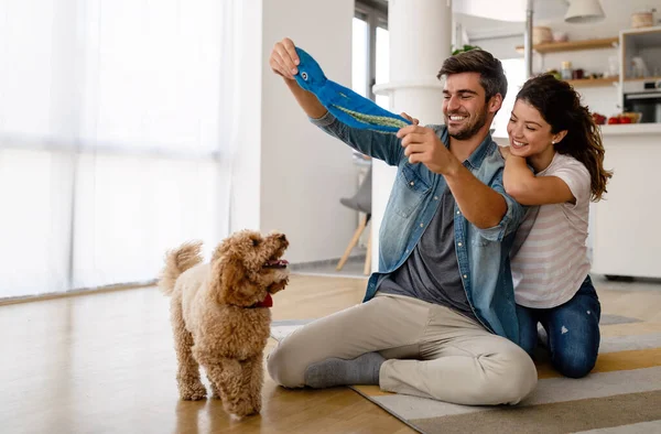 Belo Casal Relaxante Casa Amando Seu Cão Pessoas Conceito Animal — Fotografia de Stock