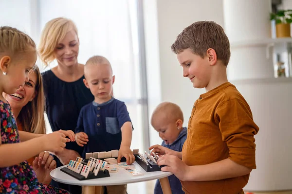 Mujeres Jóvenes Mesa Jugando Juego Mesa Con Los Niños Familia —  Fotos de Stock