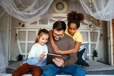 Mutlu kız evde defteriyle ödevini yapıyor. Çocuk çalışmak için aletler kullanıyor. Çocuklar için eğitim ve uzaklık eğitimi