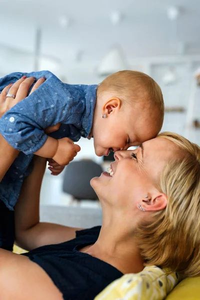 Glückliche Familie Junge Schöne Mutter Und Kleine Tochter Spielt Umarmt — Stockfoto