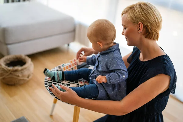 Familia Feliz Joven Hermosa Madre Hija Juega Abrazos Besos Casa —  Fotos de Stock