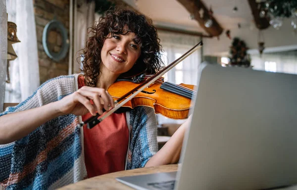 Студент Вчиться Грати Скрипці Онлайн Допомогою Ноутбука Вдома — стокове фото
