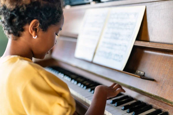 Muziekonderwijs Gelukkig Zwart Meisje Spelen Piano Thuis — Stockfoto