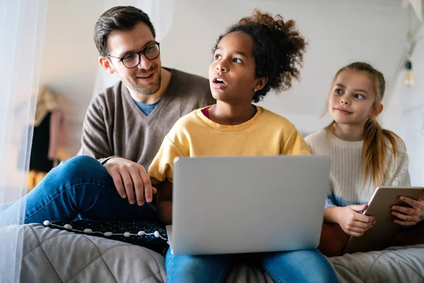 Fille Heureuse Faisant Ses Devoirs Avec Cahier Maison Enfant Utilisant — Photo