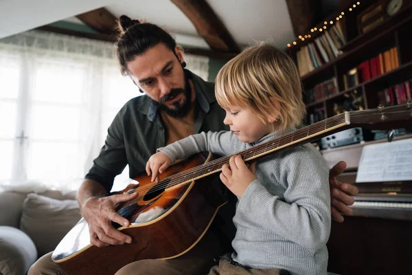 Menino Bonito Seu Pai Bonito Estão Tocando Guitarra Sorrindo Casa — Fotografia de Stock