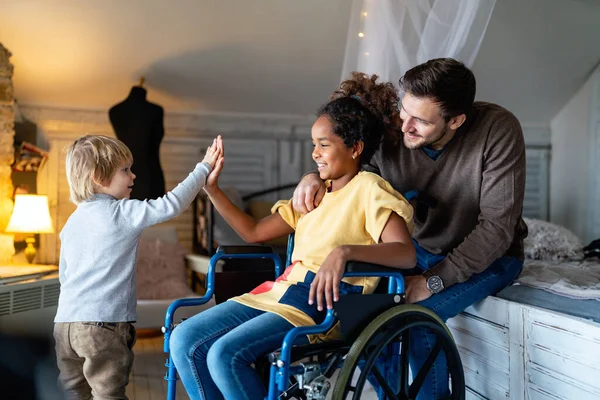 Ευτυχισμένη Πολυεθνική Αγαπημένη Οικογένεια Χαμογελαστό Κοριτσάκι Αναπηρία Αναπηρική Καρέκλα — Φωτογραφία Αρχείου