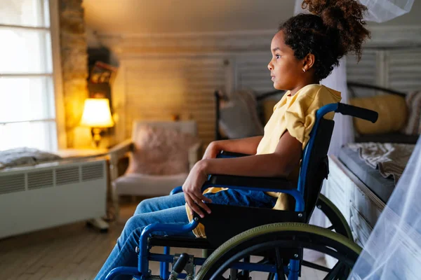 自宅で車椅子で障害のある黒人の少女 子供や障害者の概念 — ストック写真