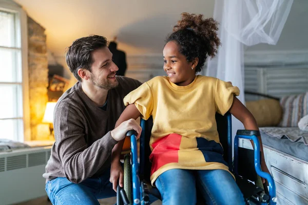 Szczęśliwej Wielonarodowej Kochającej Rodziny Uśmiechnięta Dziewczynka Niepełnosprawna Wózku Inwalidzkim — Zdjęcie stockowe
