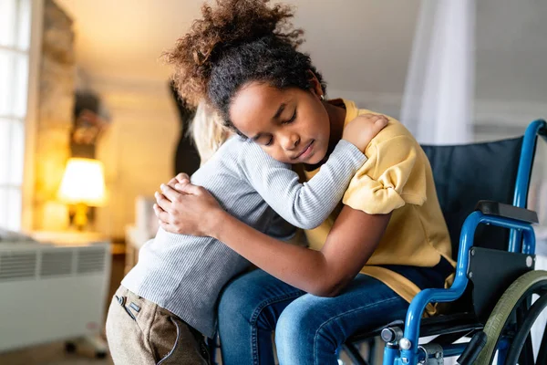 Schwarzes Kleines Mädchen Mit Behinderung Rollstuhl Umarmt Ihren Jüngeren Bruder — Stockfoto