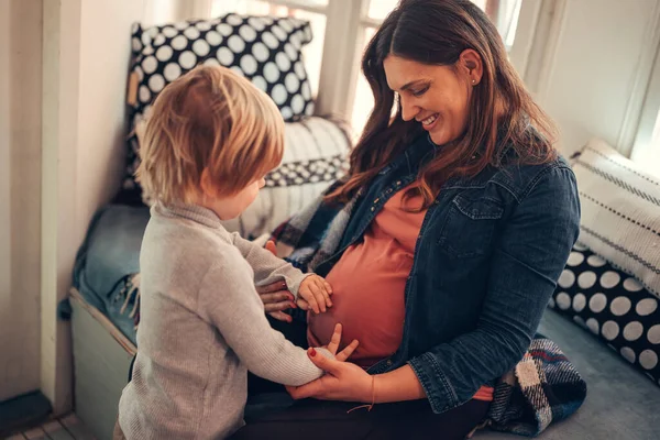 Copil Fericit Care Ţine Burta Unei Femei Însărcinate Oamenii Familie — Fotografie, imagine de stoc