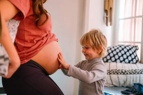 Copil Fericit Care Ţine Burta Unei Femei Însărcinate Oamenii Familie — Fotografie, imagine de stoc