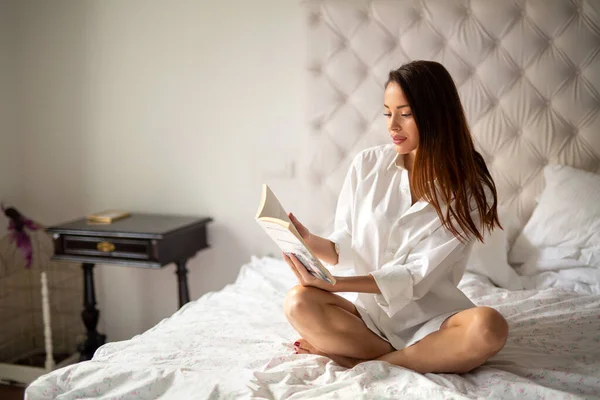 Beautiful Young Woman Relaxing Reading Book Weekend Home — Stock Photo, Image