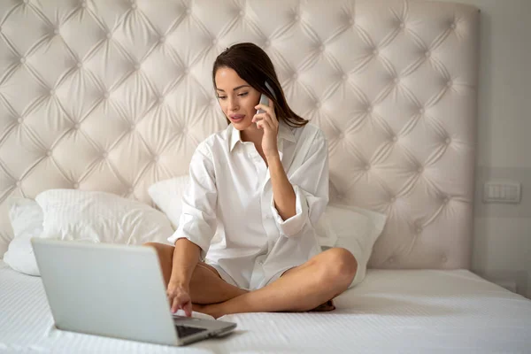 Trabalho Remoto Tecnologia Conceito Pessoas Mulher Bonita Feliz Que Trabalha — Fotografia de Stock