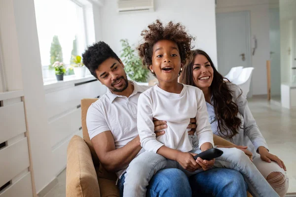 Glückliche Multiethnische Familie Die Zeit Miteinander Hause Verbringt Menschen Spaß — Stockfoto