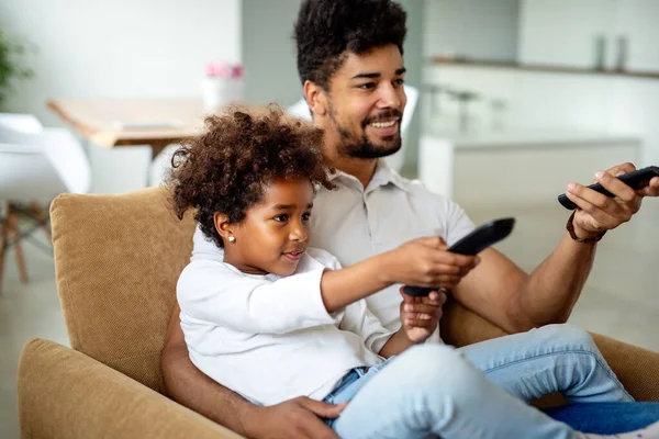 Aile Babalık Insan Konsepti Mutlu Baba Kız Evde Televizyon Seyrediyor — Stok fotoğraf