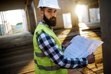 İnşaat alanında çalışan başarılı inşaat mühendisi mimar.