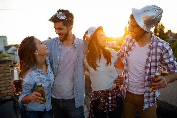 Grupo Jóvenes Disfrutando Una Fiesta Verano Aire Libre — Foto de Stock