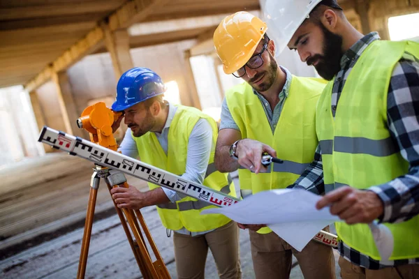 Építőipari Mérnökök Csoportja Akik Együtt Dolgoznak Építkezésen — Stock Fotó