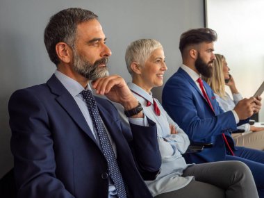 Ofisteki çeşitli iş adamlarının iş toplantısı ve takım çalışması.
