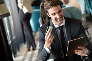 Tablet tutan başarılı iş adamının portresi. Teknoloji, online alışveriş, iş konsepti