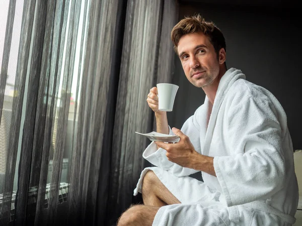 Junger Mann Bademantel Trinkt Kaffee Hotel Wellnesszentrum — Stockfoto