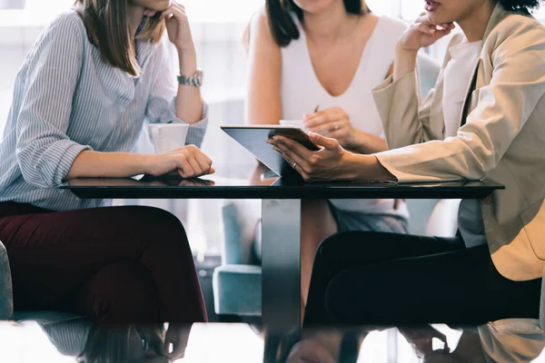 Gelukkige Vrouwen Vrienden Hebben Een Goed Gesprek Zitten Een Restaurant — Stockfoto