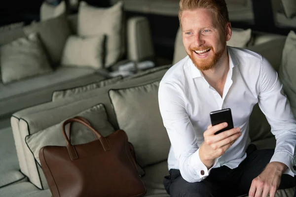 Porträt Eines Hübschen Jungen Geschäftsmannes Telefon Büro — Stockfoto