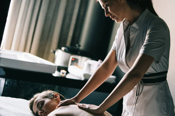 Mulher Saudável Bonita Spa Recreação Saúde Massagem Cura — Fotografia de Stock