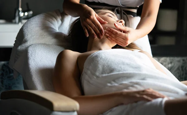 Jovem Deitada Mesa Massagem Desfrutando Massagem — Fotografia de Stock