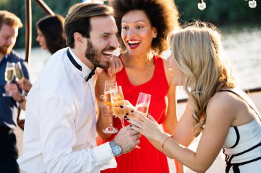 Bir grup arkadaş içiyorlar, dans ediyorlar ve dışarıda eğleniyorlar.