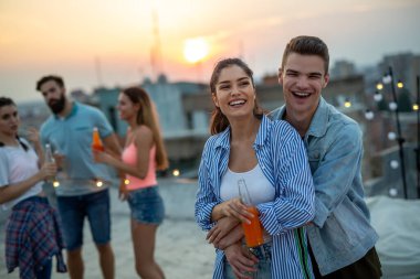 Genç arkadaşlarımla harika vakit geçiriyorum, çatı partisinde eğleniyorum.