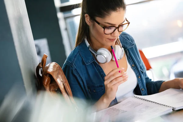 Porträt Eines Hübschen Mädchens Beim Lernen Während Tisch Sitzt — Stockfoto