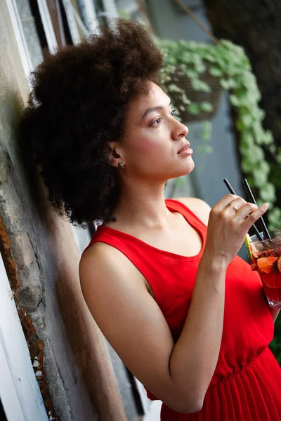 Gambar Busana Wanita Afrika Cantik Seksi Dengan Minuman Luar — Stok Foto