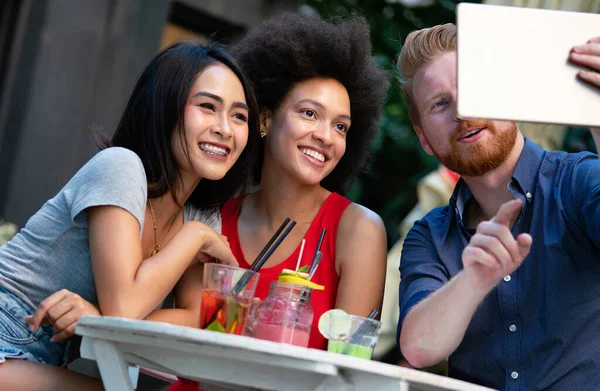 Giovani Amici Felici Che Divertono Insieme Gruppo Persone Che Parla — Foto Stock